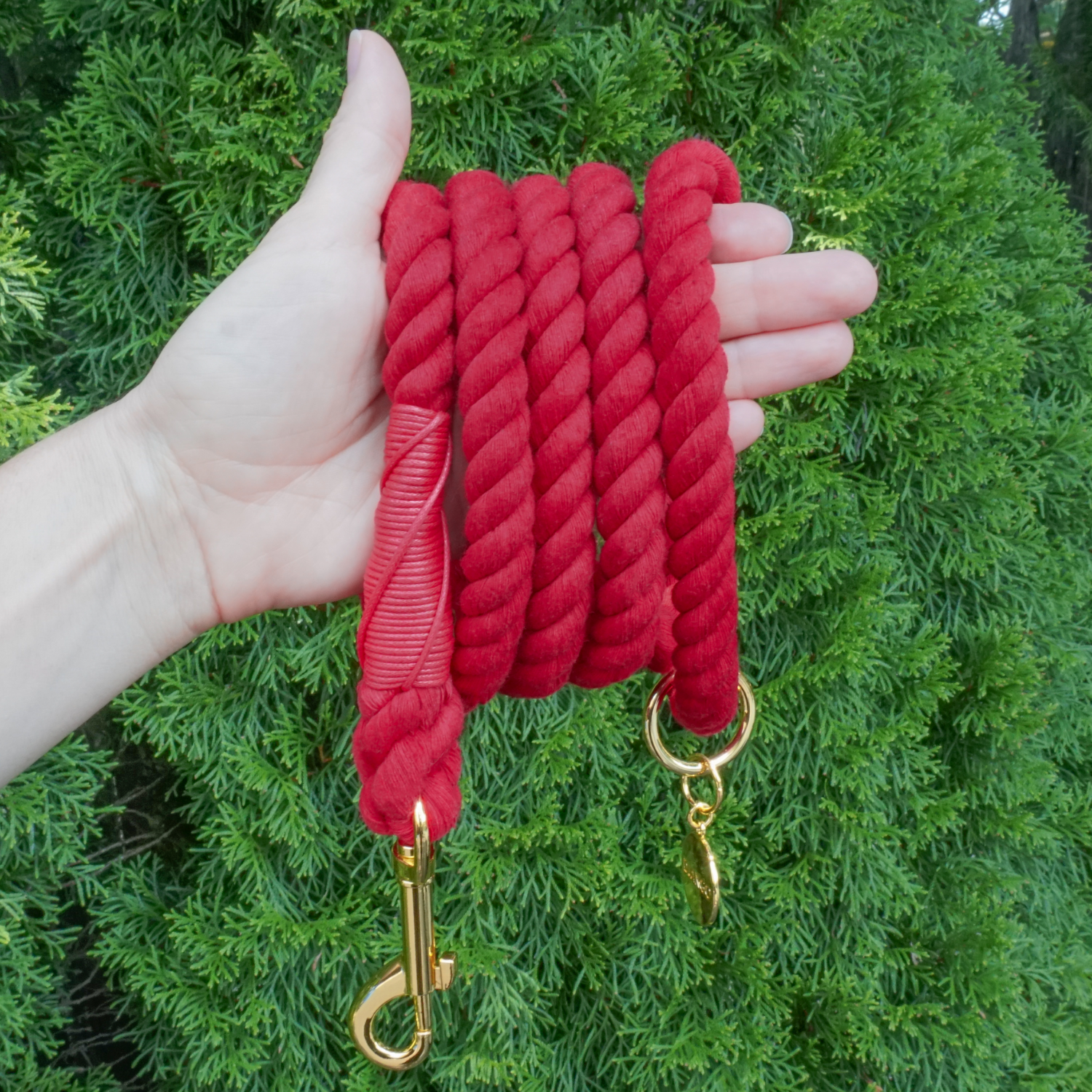 Hand-dyed crimson red rope leash comfortable for large dogs and small dogs, designed for daily walks and training