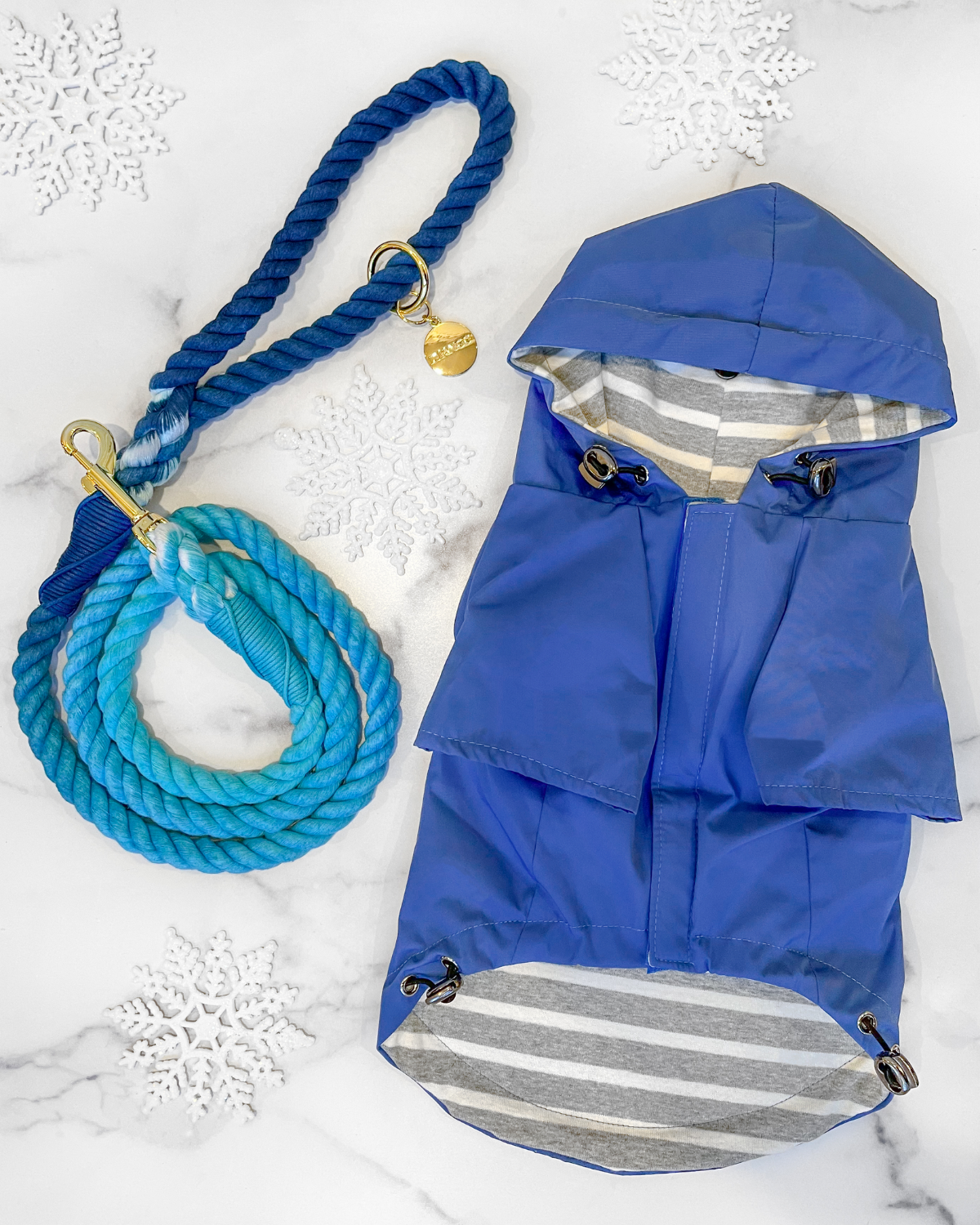 This waterproof raincoat for dogs with hood is made with premium water-repellent fabric and a soft and cozy interior lining.