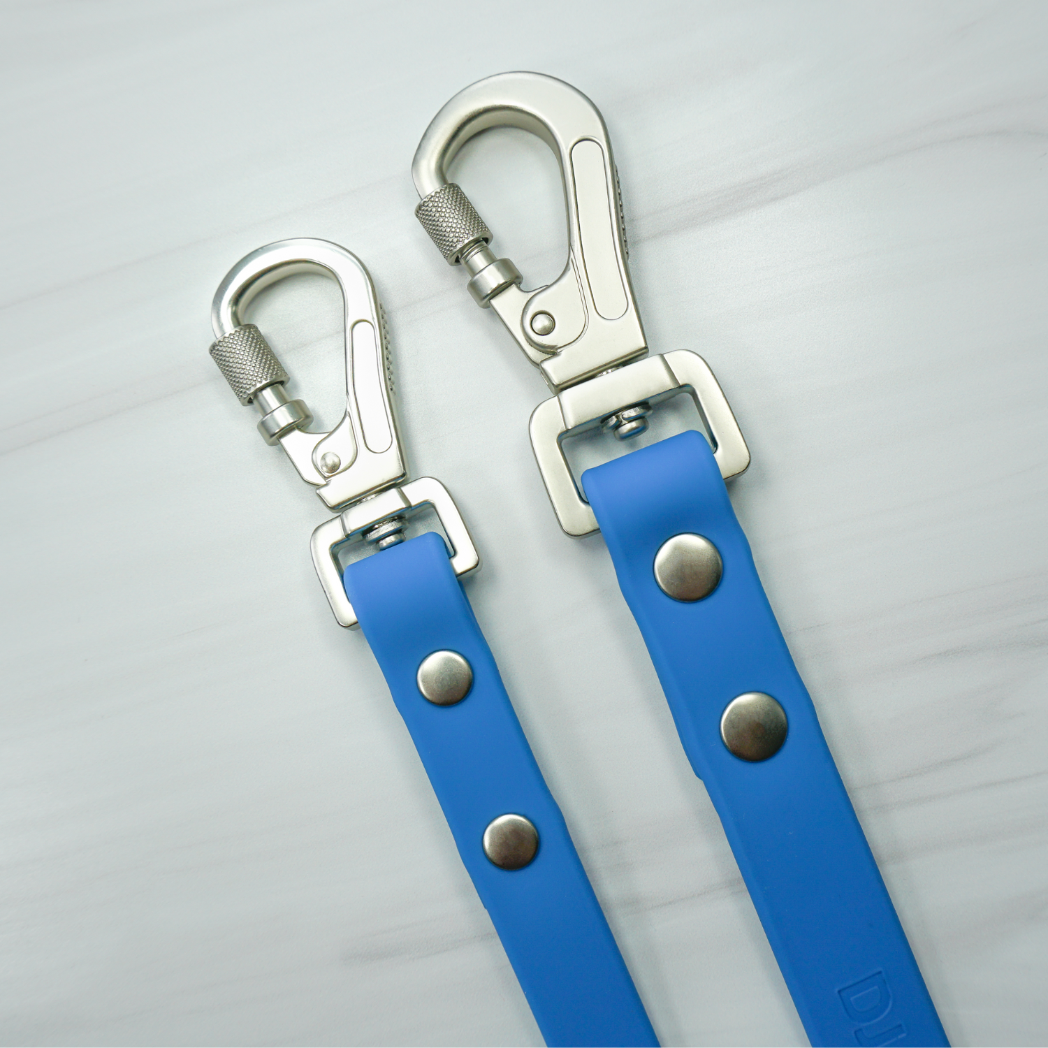 DJANGO Tahoe Waterproof Dog Leashes feature a premium locking carabiner swivel leash clip - djangobrand.com
