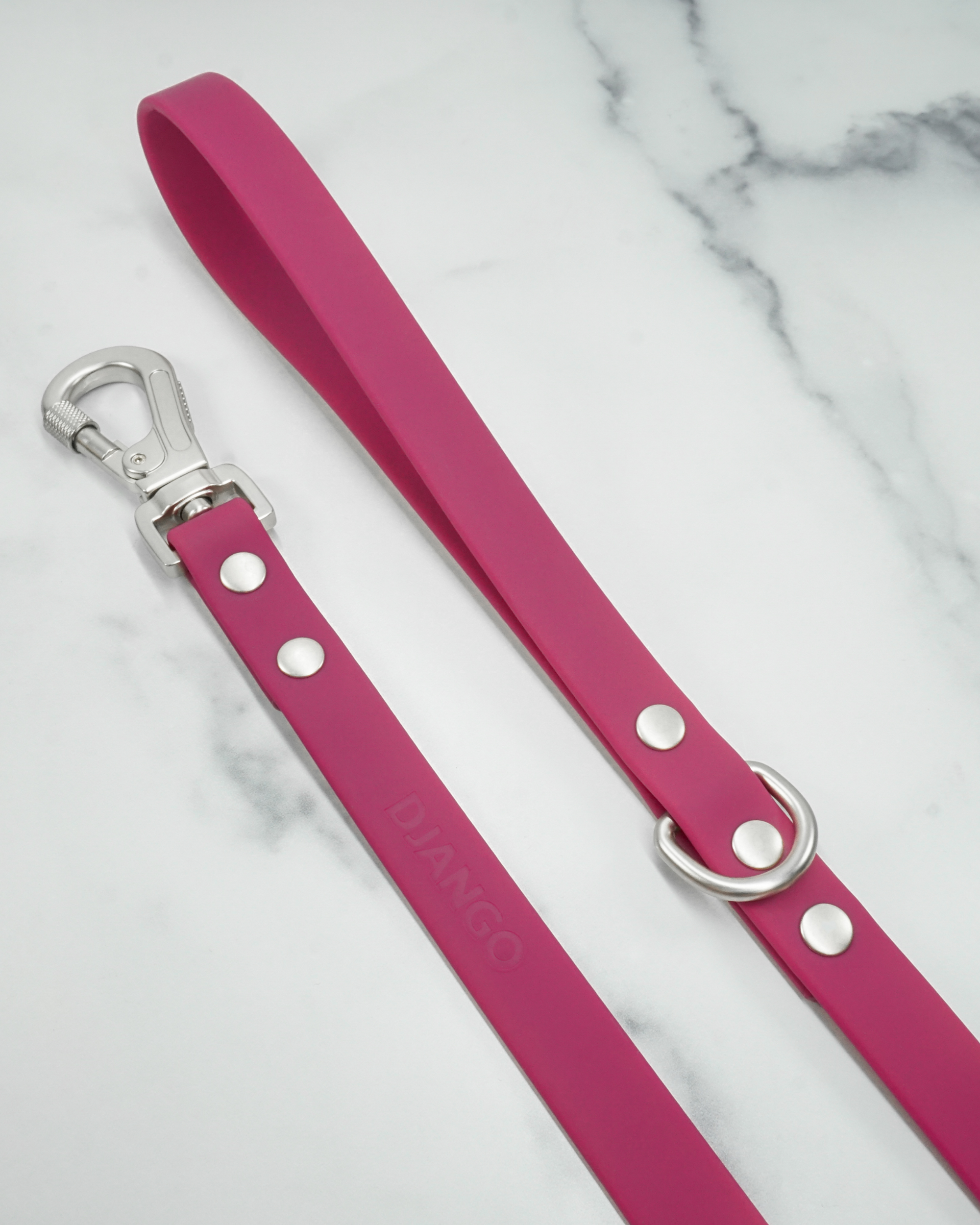 DJANGO's Tahoe Waterproof Dog Leash features a very comfortable and soft-to-the-touch handle, locking carabiner swivel hook for added security, and beautiful silver-colored hardware.