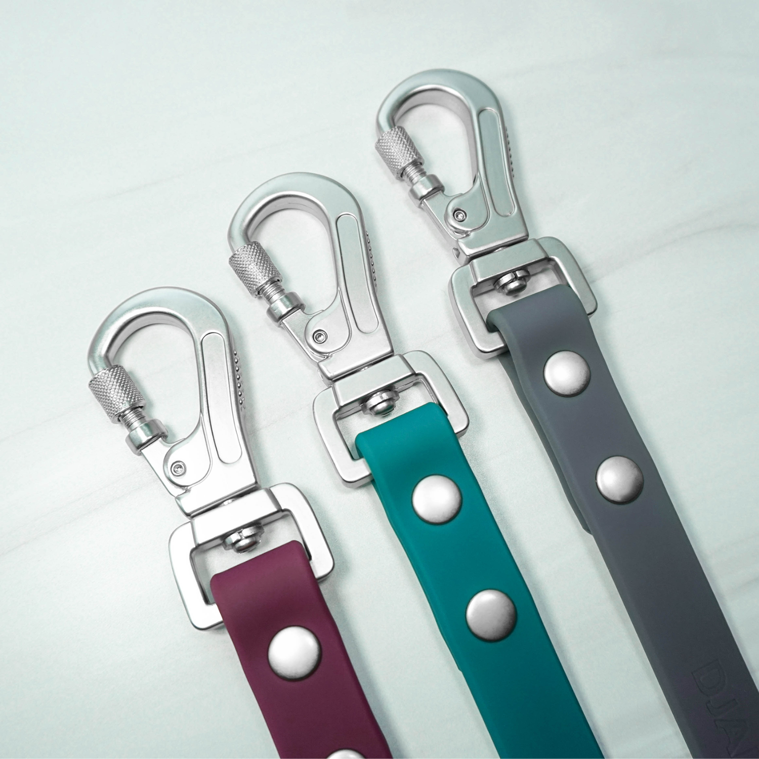 DJANGO Tahoe Waterproof Dog Leashes feature a premium locking carabiner swivel leash clip - djangobrand.com