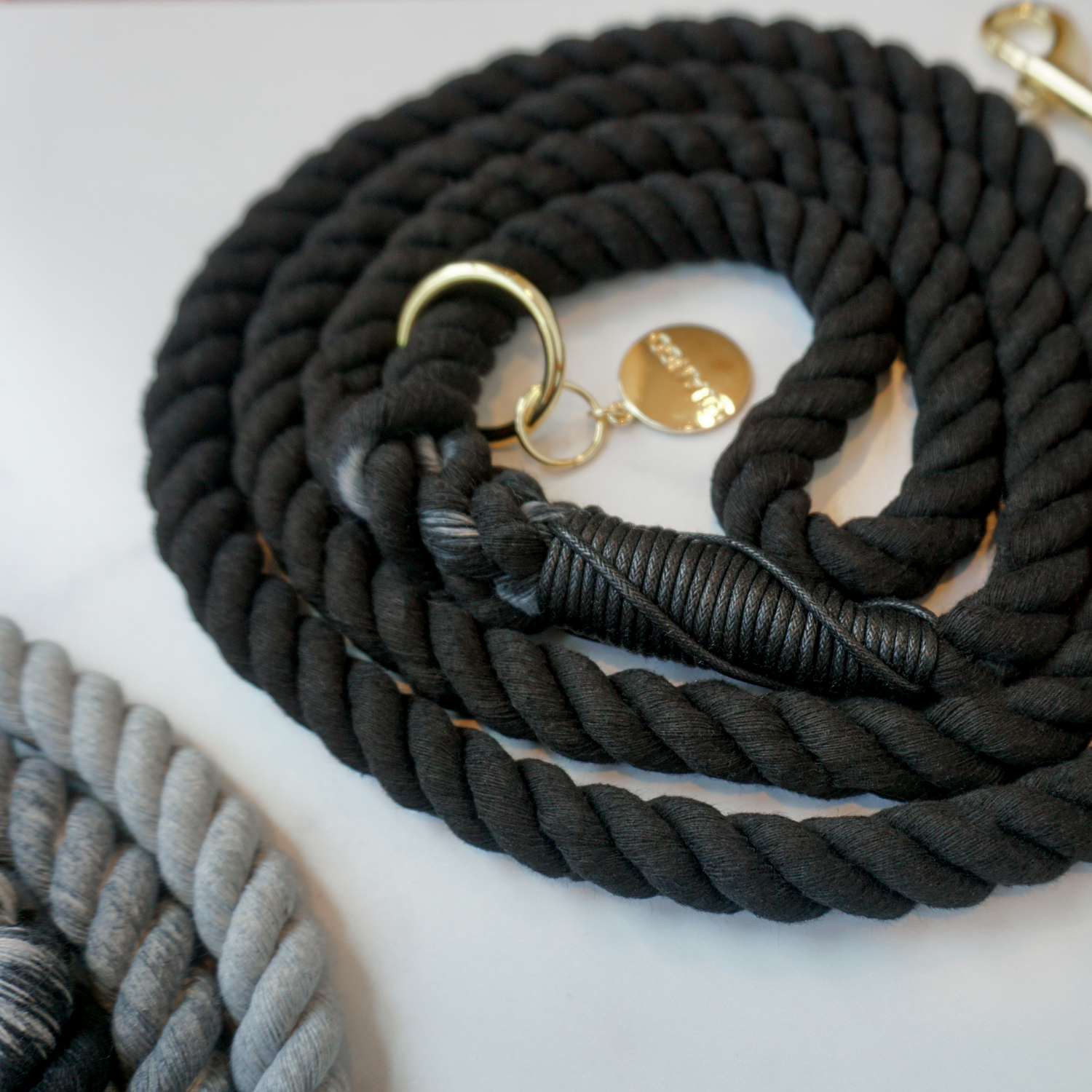 Natural cotton rope leash fibers ensure a gentle grip while maintaining durability and security.