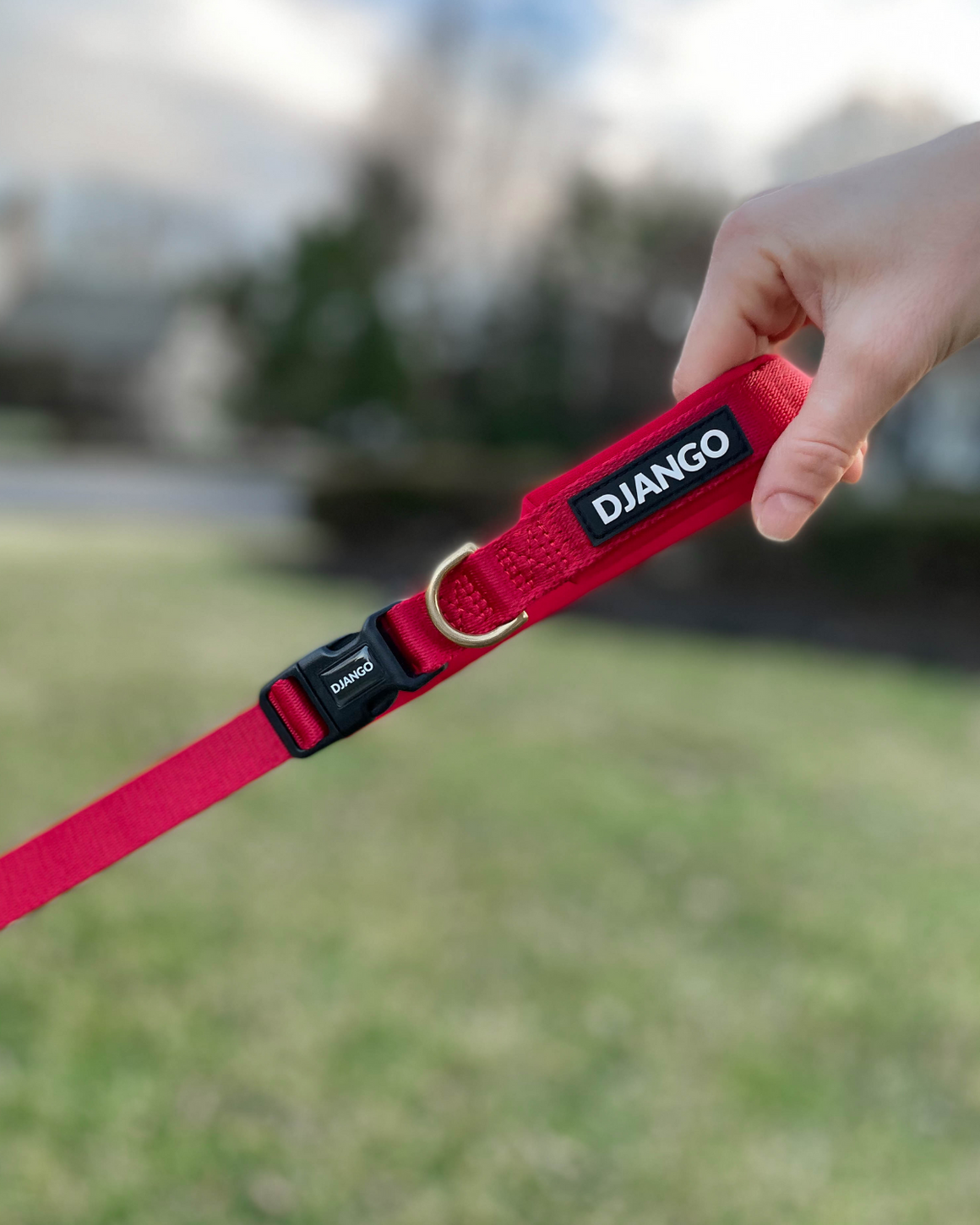 DJANGO’s Adjustable Hands-Free Adventure Dog Leash is a versatile leash that can be used as a 6.5 foot hand-held leash and an around-the-waist “hands-free” leash. The durable and stylish dog leash can also be used for temporary tie-ups (i.e. around your chair or table leg when you are out to lunch) and perfectly compliments your pup's favorite Adventure Collection harness and collar.